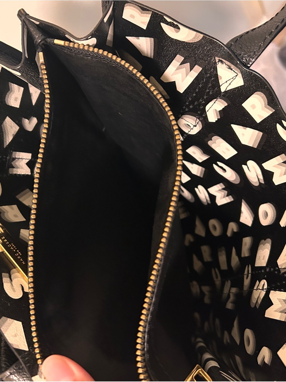 Marc Jacobs Black Pebbled Leather Vertical Tote with Gold Logo - Picture 5 of 7